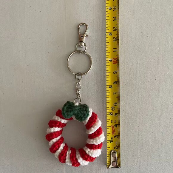 Set of 4 Handmade crochet Christmas wreath keychain ornament - Picture 7 of 8